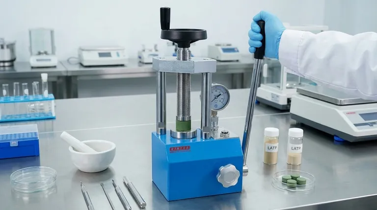 Qual é a função de uma prensa hidráulica de laboratório na fabricação de LATP? Obtenção de Pelotas Verdes de Alta Densidade para Baterias de Estado Sólido