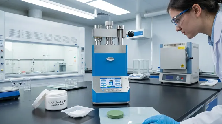 Qual é a função de uma prensa de laboratório na formação de um pellet verde a partir do pó de eletrólito Li₆.₅La₃Zr₁.₅Ta₀.₅O₁₂ (LLZTO)? Obtenha eletrólitos sólidos de alta densidade para um desempenho superior da bateria