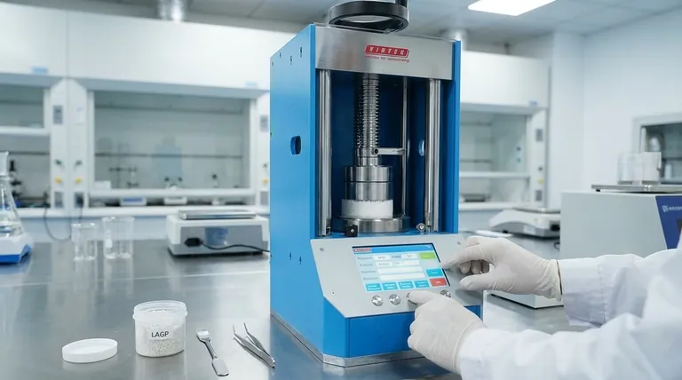 Qual é a função de uma prensa de laboratório na fase de formação de pó para a preparação de pastilhas cerâmicas de eletrólito sólido LAGP? Obter Pastilhas Condutivas de Alta Densidade