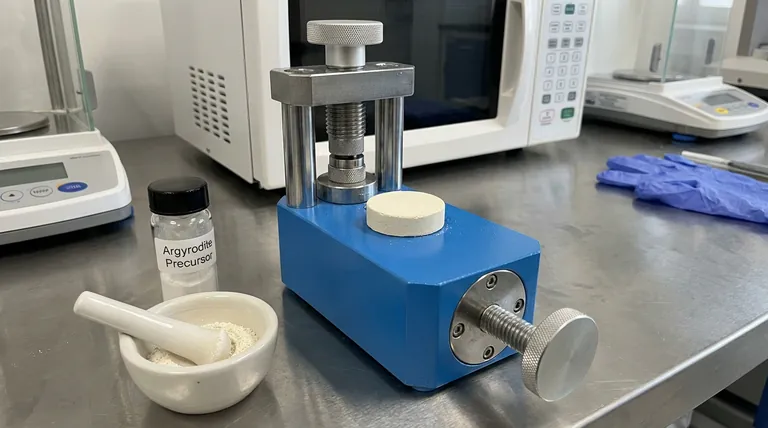 アルジロダイト固体電解質のマイクロ波合成前に、前駆体粉末をペレットに圧縮するためにラボプレスが使用されるのはなぜですか?相純度と高いイオン伝導性を確保する