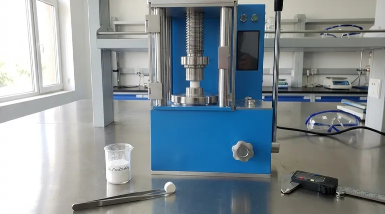 Qual é o propósito de usar uma prensa hidráulica de laboratório para preparar pastilhas de eletrólito Li2.5Y0.5Zr0.5Cl6? Garanta Medições Precisas de Condutividade Iônica