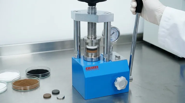 Qual è la funzione del processo di pressatura di precisione multistadio? Ottenere prestazioni ottimali nell'assemblaggio di batterie allo stato solido