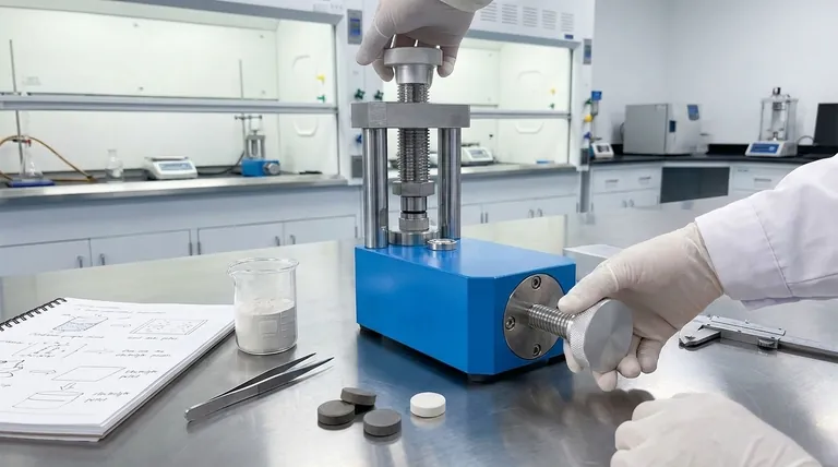 全固体電池の研究開発における自動実験プレス機の主な機能は何ですか? 高密度で安定した電解質を実現