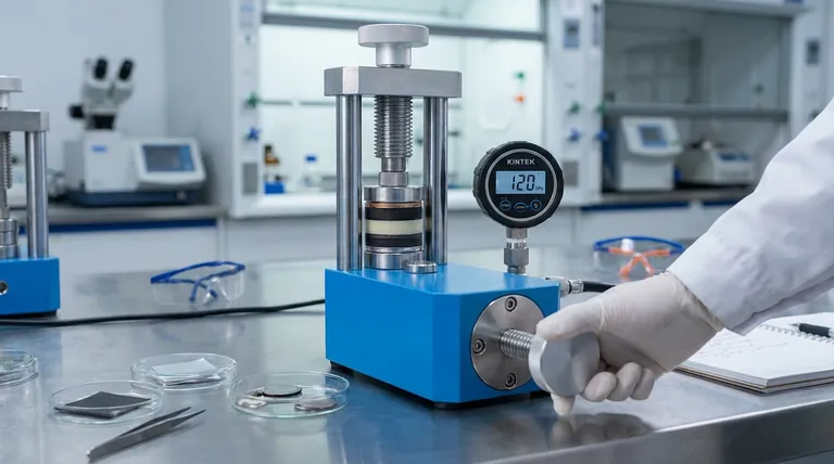 Qual è lo scopo dell'applicazione di una seconda pressione di 120 MPa? Ottenere batterie allo stato solido coese e ad alte prestazioni