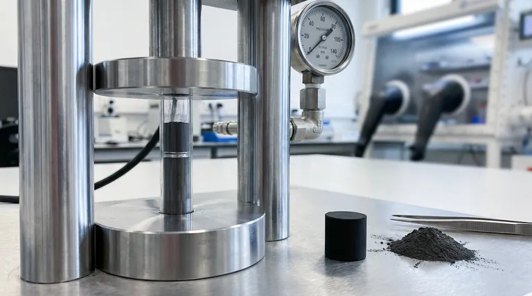 Qual è la funzione di un tubo di policarbonato di 10 mm di diametro durante il processo di pressatura delle batterie allo stato solido? Essenziale per la fabbricazione di pellet ad alta densità