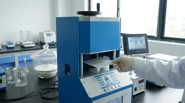 Qual è il ruolo chiave di una pressa da laboratorio riscaldata di precisione nella preparazione di membrane elettrolitiche polimeriche allo stato solido (SPE)? Garantire la coerenza elettrochimica