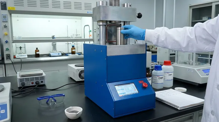 LLTO複合電解質を低温焼結するプロセスにおいて、単軸プレス(uniaxial press)の主な機能は何ですか?