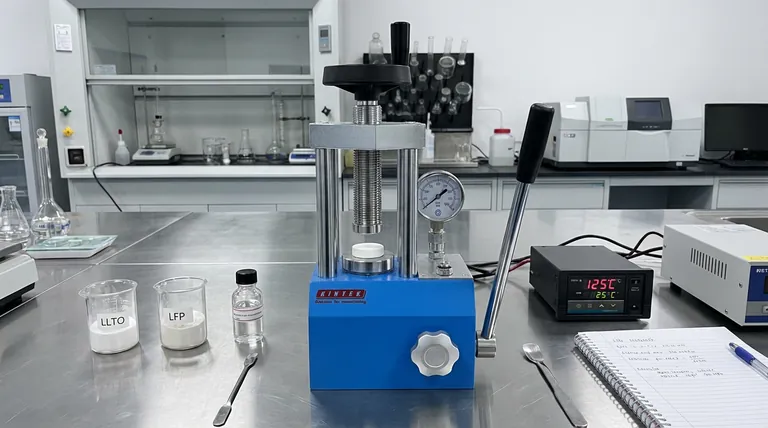 共焼結ステップ中に単軸プレスはどのような機能を発揮しますか?全固体電池のコールドシンタリングを可能にする