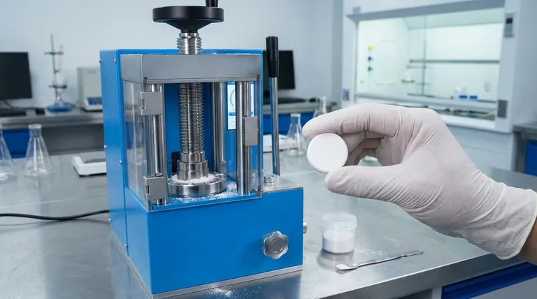 Perché pressare le polveri in pellet per gli elettroliti Li-Lu-Zr-Cl? Accelerare la Sintesi e Potenziare le Prestazioni