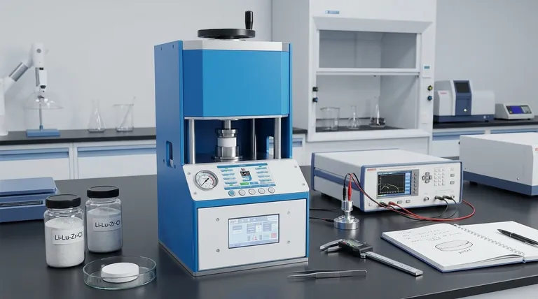 Por que é necessária uma pressão de 640 MPa para o teste do eletrólito Li-Lu-Zr-Cl? Garanta Medições Precisas de Condutividade Iônica