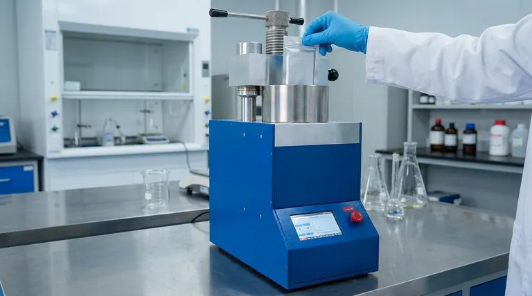 Li-Lu-Zr-Clパウチ型セルにおけるコールドアイソスタティックプレス(CIP)使用の具体的な機能は何ですか? 親密で、空隙のない固体界面を実現する