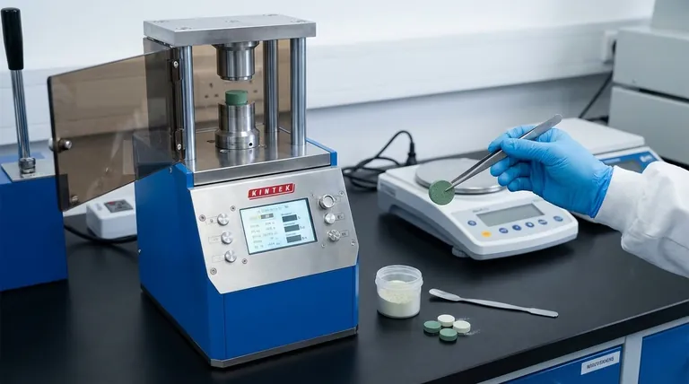 Li7P2S8I0.5Cl0.5 固体電解質ペレットの成形における実験室用油圧プレスの機能は何ですか? 高いイオン伝導率を実現するための優れた高密度化