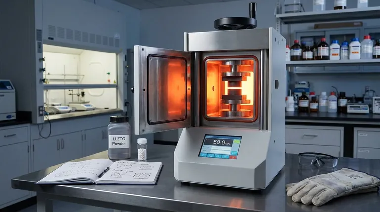 Qual è lo scopo dell'applicazione di una pressione di 50 MPa durante la sinterizzazione al plasma di scintilla (SPS) delle ceramiche LLZTO? Ottenere elettroliti densi e che bloccano i dendriti