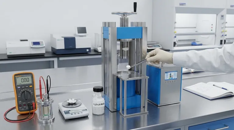 Li2O-LiI-MoO3電解質粉末を導電率試験の前にペレットに圧縮する必要があるのはなぜですか?