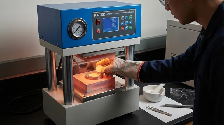 Quali sono i principali vantaggi di un forno di sinterizzazione a pressa calda per pellet di LLZO? Raggiungere una densità >99% per batterie allo stato solido superiori