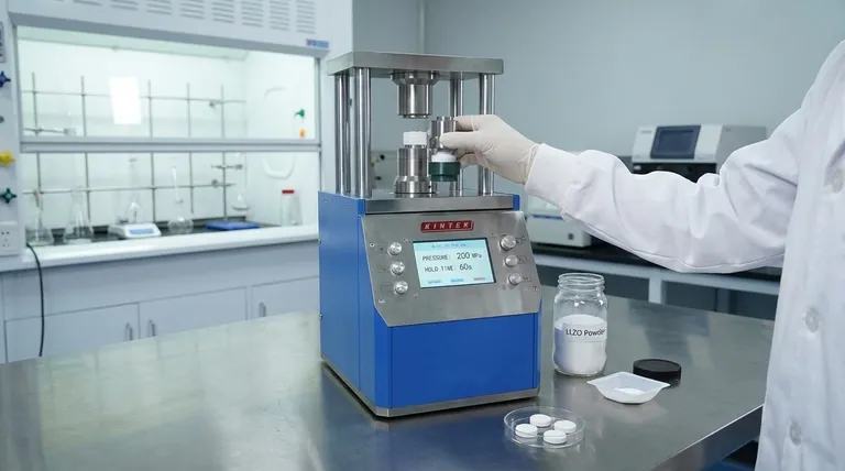 LLZO全固体電解質ペレットの作製における実験室用油圧プレスの本質的な役割は何ですか?それは最終的なペレットの性能を決定します。