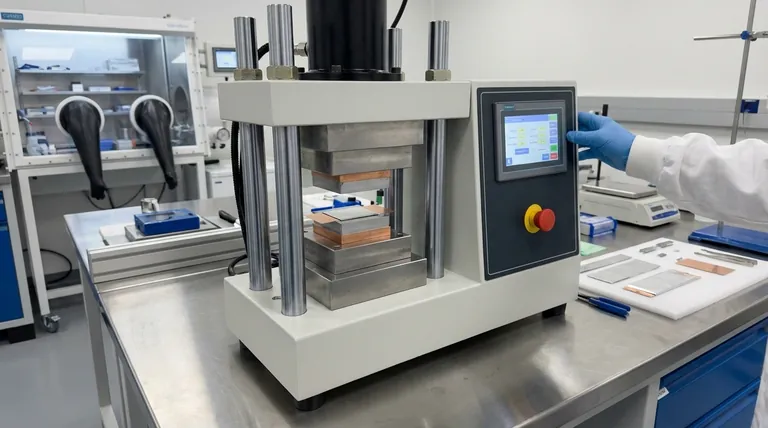 全固体リチウム電池のアノードを組み立てる際に、銅箔集電体にリチウム箔をラミネートするために精密圧力装置を使用することの重要性とは何ですか?安定した高性能インターフェースを確保する