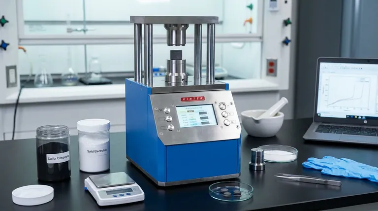 Qual è la funzione principale di una pressa idraulica da laboratorio nella fabbricazione di batterie completamente allo stato solido? Ottenere celle allo stato solido dense e ad alte prestazioni