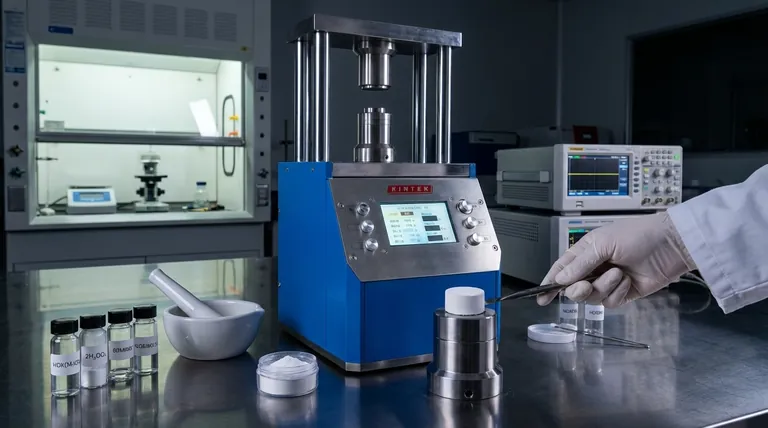 全固体電池において、固体電解質セパレーター層の形成に実験室用油圧プレスはどのように利用されますか? 高密度化とイオン伝導率のマスター