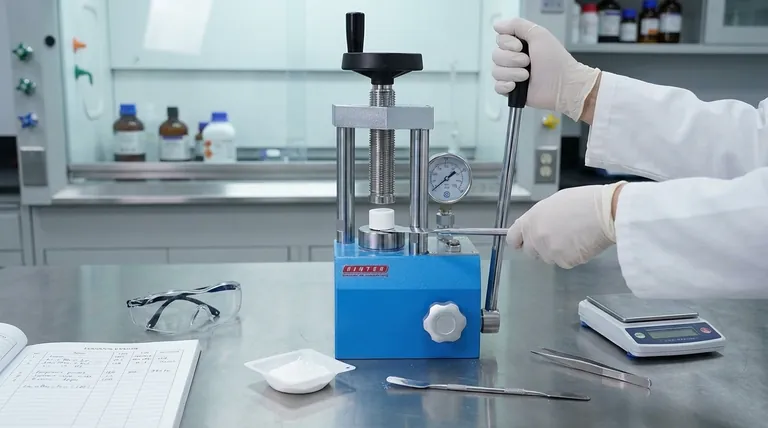 固体電池の電解質ペレットプレス段階における実験室用油圧プレスの重要な役割は何ですか?高密度で導電性の高い電解質を実現する