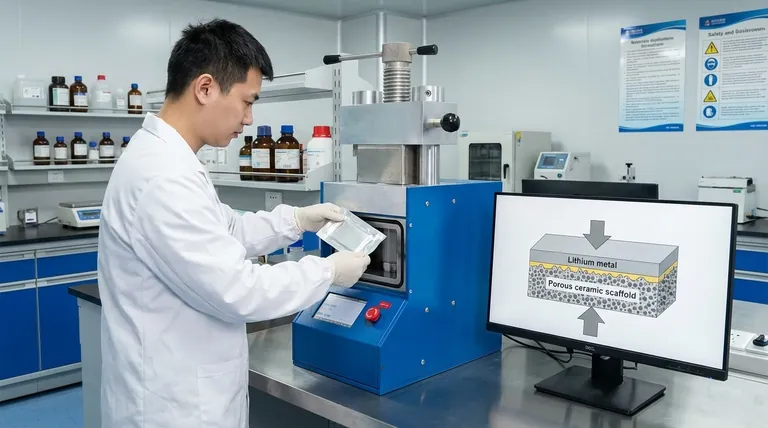 Perché una pressa isostatica a freddo (CIP) è essenziale per assemblare il litio metallico con LLZO poroso? Ottenere un'interfaccia di batteria allo stato solido priva di dendriti