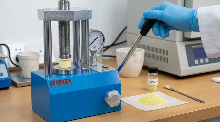 Li7−xPS6−xClx電解質粉末の固化に実験室用油圧プレスを使用する必要があるのはなぜですか?相純度と高いイオン伝導性を確保する