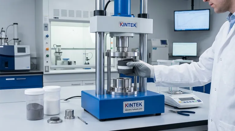 Quale ruolo svolge una pressa idraulica nella fabbricazione della struttura a doppio strato catodo/elettrolita per una batteria allo stato solido? Ottenere interfacce ad alta densità e bassa impedenza