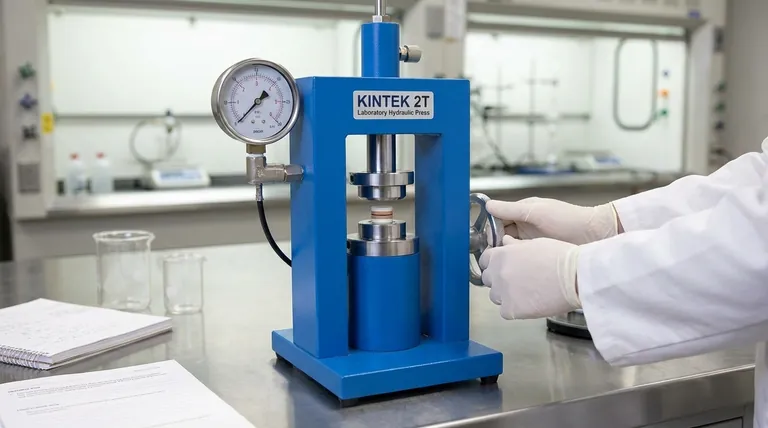 Perché il controllo preciso della pressione a più fasi è una caratteristica necessaria per una pressa idraulica da laboratorio nella fabbricazione di elettroliti compositi a tre strati di Na₃PS₄₋ₓOₓ?