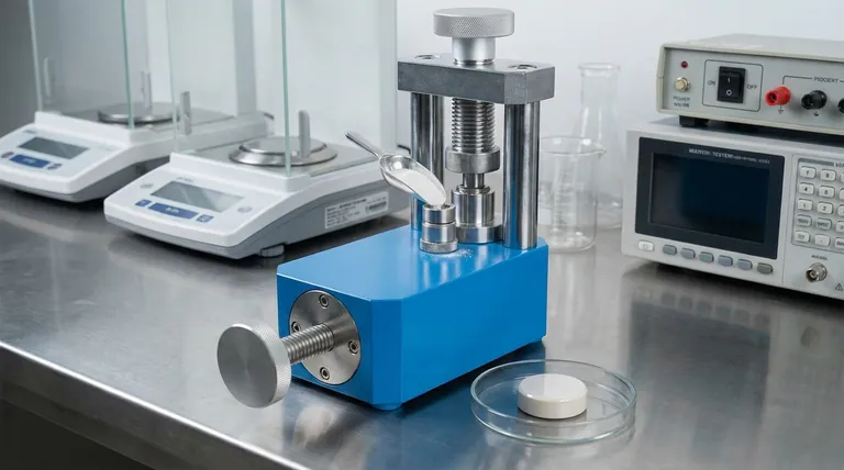 セラミックまたは複合電解質ペレットの導電率試験の準備に、実験用油圧プレスが不可欠なのはなぜですか?