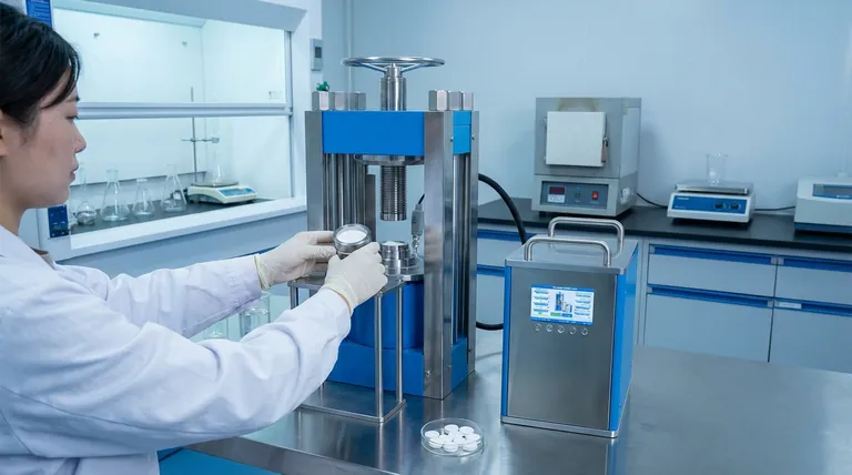 焼結前に粉末をペレットに圧縮することが重要なのはなぜですか？ 密で導電性の固体電解質を実現する