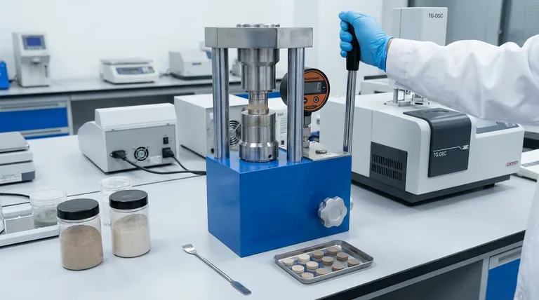 Para garantir resultados precisos ao usar técnicas de análise térmica como TG-DSC para avaliar a compatibilidade interfacial, qual o papel de uma prensa de laboratório na preparação da amostra?