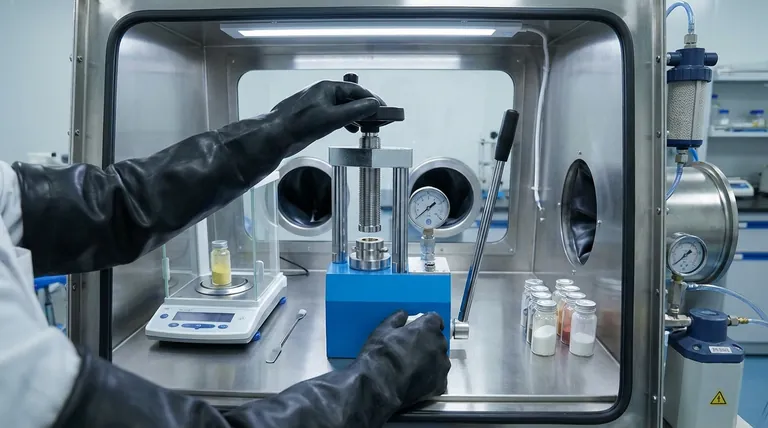 Quando si lavora con materiali sensibili all'aria come gli elettroliti solidi alogenuri, come viene integrata una pressa da laboratorio? Mantenere l'integrità del campione in un'atmosfera inerte