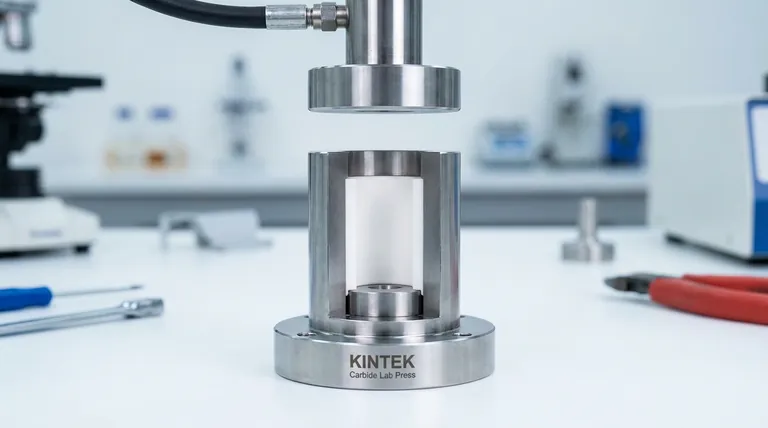 Qual è il ruolo critico di una matrice isolante nel processo di assemblaggio di celle per batterie a stato solido utilizzando una pressa idraulica? Prevenire cortocircuiti e garantire l'integrità