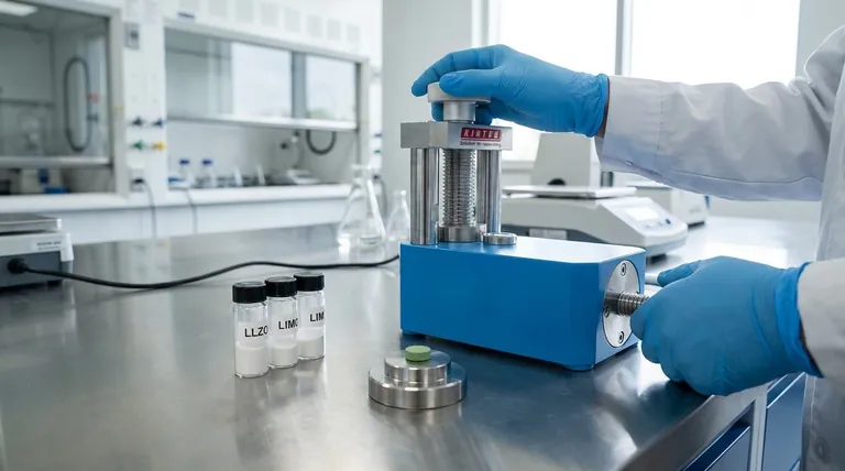 Qual è il ruolo di una pressa idraulica da laboratorio nella fabbricazione di pellet di elettroliti allo stato solido? Ottenere materiali densi e iono-conduttivi