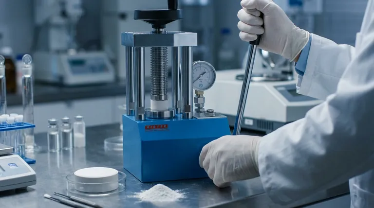 Como a pressão melhora a condutividade iônica? Otimize o desempenho do eletrólito de estado sólido com prensagem de alta pressão