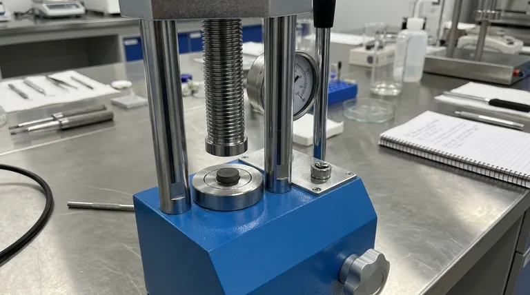 Qual è il vantaggio principale dell'utilizzo di una pressa idraulica da laboratorio per formare l'interfaccia catodo-elettrolita nelle batterie allo stato solido? Ottenere un contatto intimo e privo di vuoti