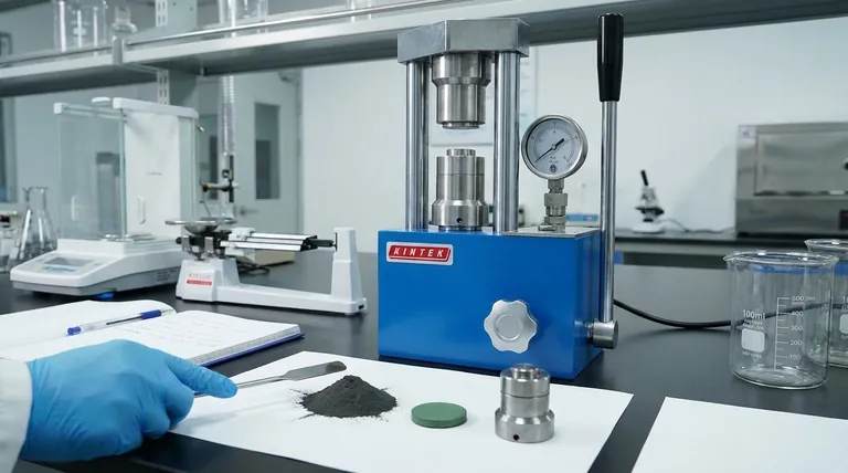 Qual é o papel crítico de uma prensa hidráulica de laboratório ao prensar o pó do cátodo composto LNMO em um pellet? Construindo a Base para um Desempenho Superior da Bateria