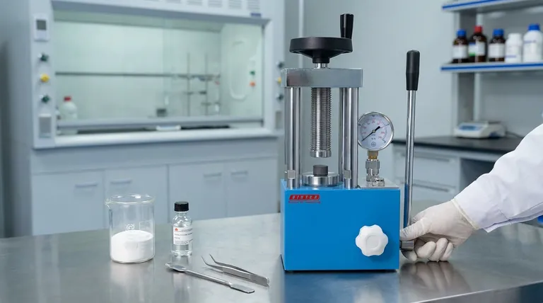 コールドシンタリングプロセスにおける実験室用油圧プレスの主な役割は何ですか?低温焼結の駆動