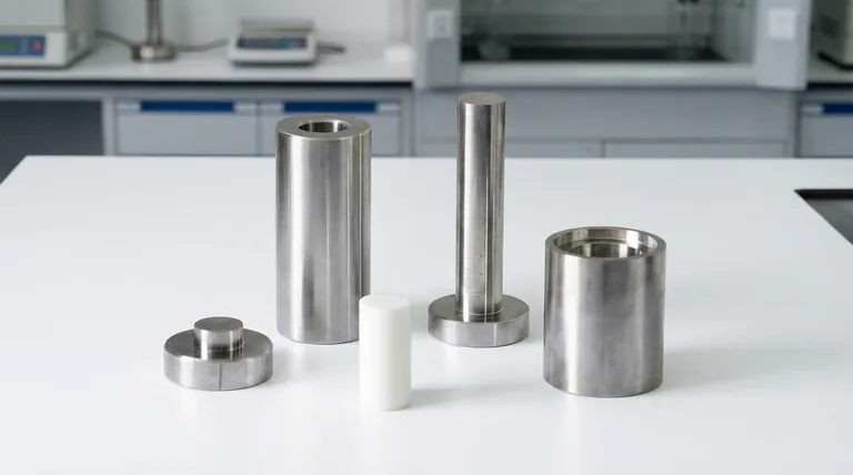 コールドシンタリングプロセスで使用される油圧プレス用のダイセットの機能は何ですか?欠陥のない材料のために均一な圧力を確保します。