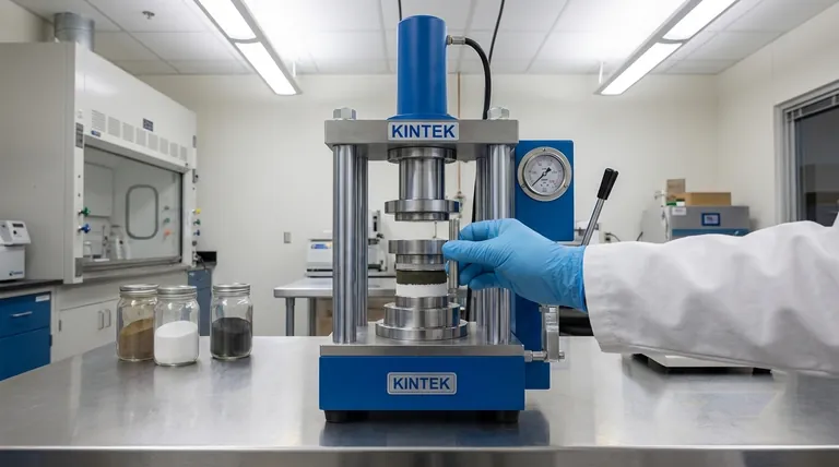 Qual è il ruolo di una pressa idraulica da laboratorio nel processo di pressatura a freddo in più fasi per l'assemblaggio di batterie a stato solido?