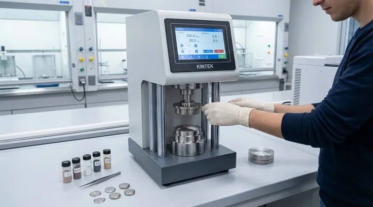 Qual è il ruolo di una pressa idraulica nella formazione dell'interfaccia catodo-elettrolita? Abilita un efficiente trasporto ionico nelle ASSB