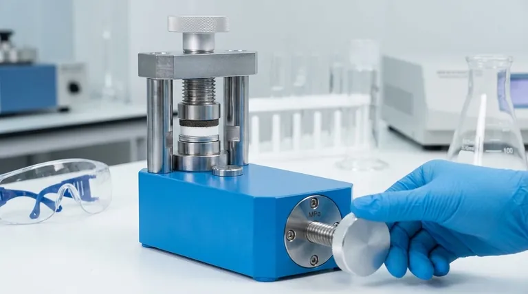 Perché viene utilizzata una pressa idraulica da laboratorio per la pressatura a freddo a 500 MPa durante l'assemblaggio di tutte le batterie al litio allo stato solido?