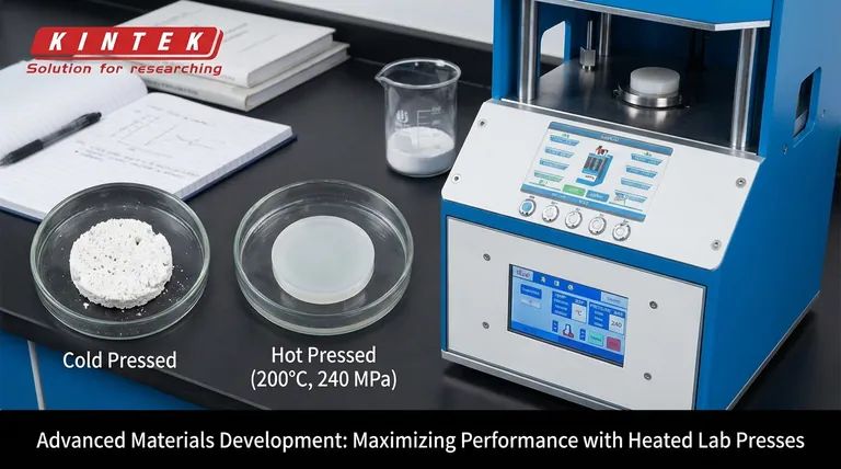 Quali sono i principali vantaggi dell'utilizzo di una pressa da laboratorio riscaldata a 200°C e 240 MPa per la fabbricazione di pellet di elettrolita composito a base di Li6PS5Cl rispetto alla sola pressatura a freddo? Ottenere prestazioni superiori dell