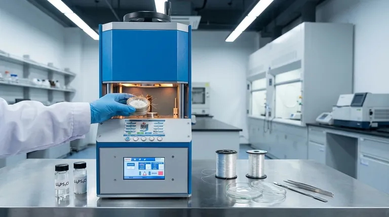 In che modo l'aggiunta di fibre di poliestere ad alta resistenza migliora le proprietà degli elettroliti ceramici Li6PS5Cl quando vengono lavorati mediante pressatura a caldo?