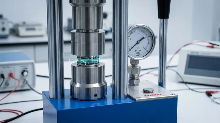 全固体電池セルの完全な組み立てにおいて、一定の積層圧を印加・維持する目的は何ですか? 高性能と長寿命を確保する