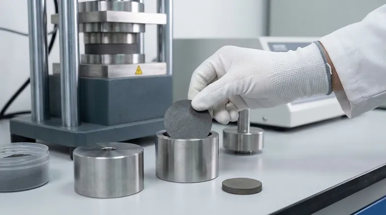 グラファイトダイの内側にグラファイトペーパーをライナーとして使用する主な機能は何ですか?サンプルの完全性と均一な焼結の確保