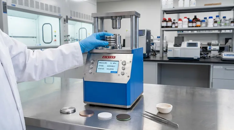 Qual è lo scopo della seconda fase di pressatura a 72 MPa durante l'assemblaggio di una cella a batteria allo stato solido? Garantire un contatto intimo tra gli strati per prestazioni ottimali