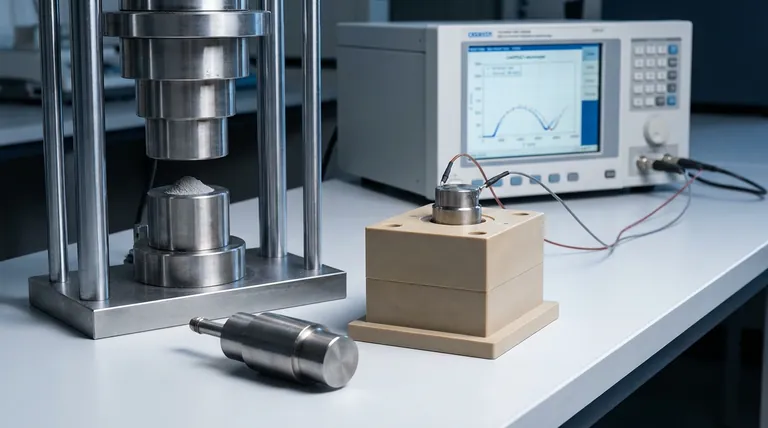 Por que são escolhidos matrizes de PEEK e punções de titânio para prensar pellets de eletrólito Li6PS5Cl? Otimize a Pesquisa de Baterias de Estado Sólido