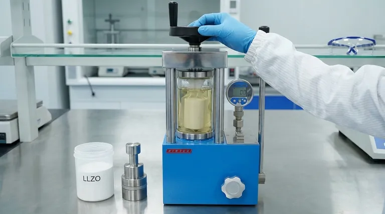 Qual è lo scopo di eseguire la pressatura isostatica a freddo (CIP) su un corpo verde di Li₇La₃Zr₂O₁₂ (LLZO) dopo una fase iniziale di pressatura uniassiale? Ottenere elettroliti a stato solido ad alte prestazioni