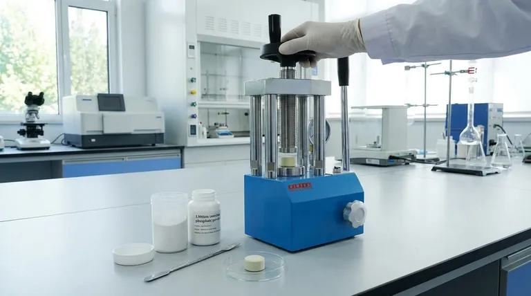 Perché una pressa da laboratorio è necessaria per la sinterizzazione di pellet di elettrolita LiTa2PO8 (LTPO)? Raggiungere una conduttività ionica superiore